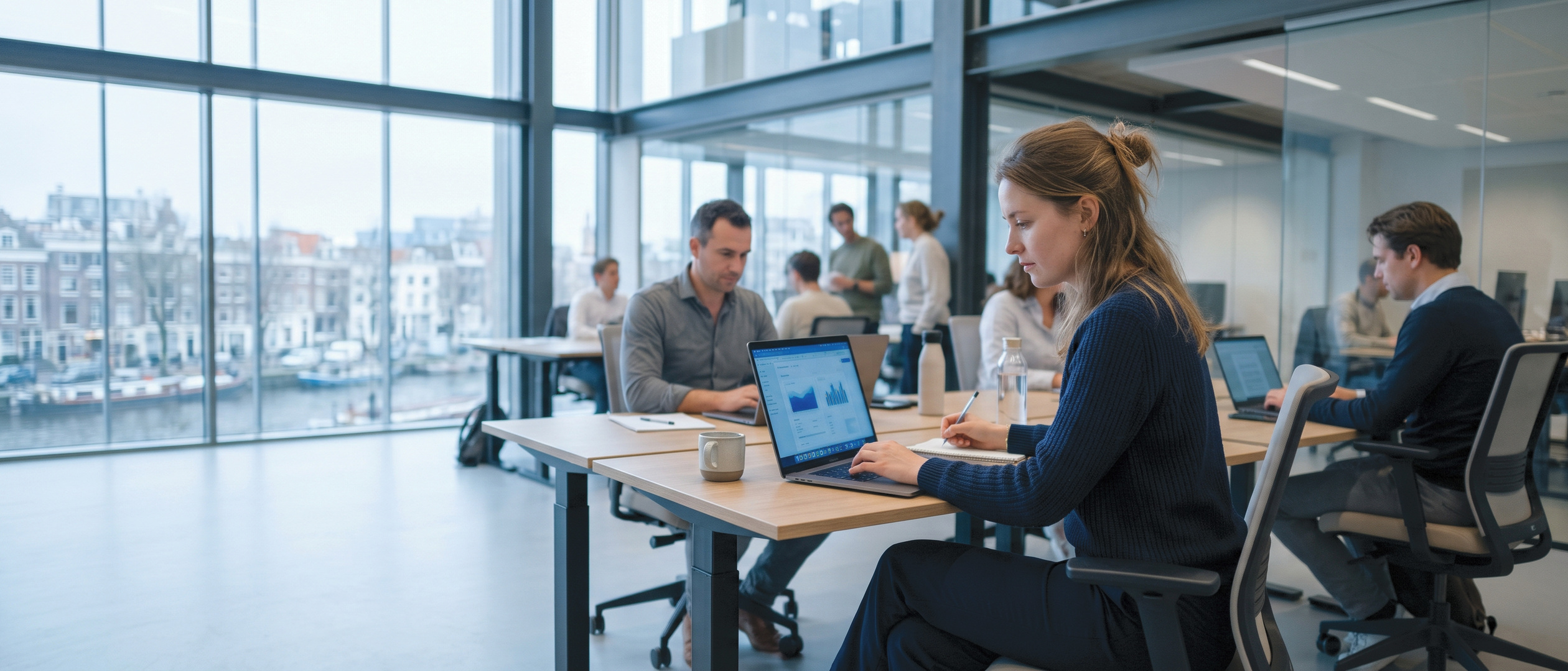 Copywriter aan het werk achter een laptop