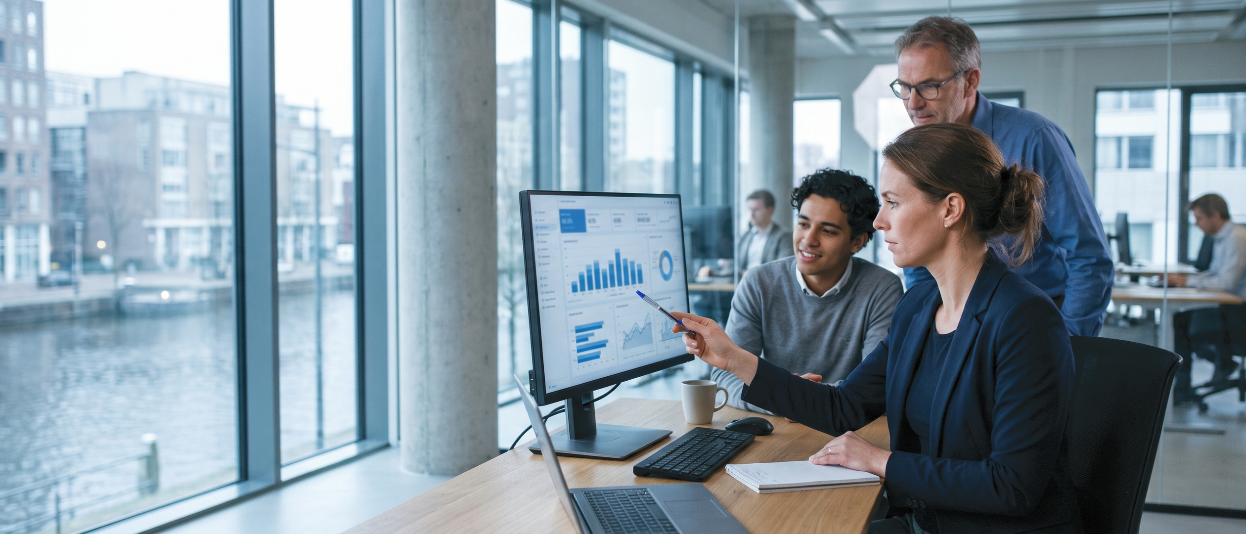 SEO-specialist analyseert zoekresultaten